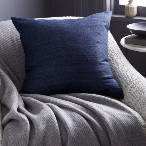 NWOT QUINCE Raw Silk Pillow Cover Navy 20x20 1825 - Picture 4 of 9